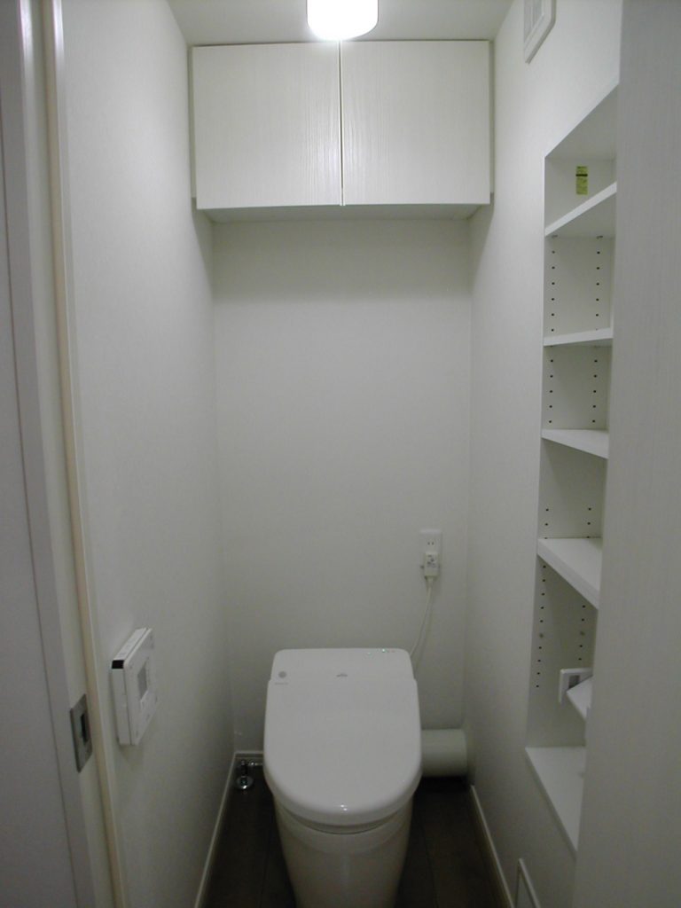 マンションリノベーション　白いトイレ